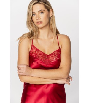 Perfil del camisón rojo de seda con caída fluida